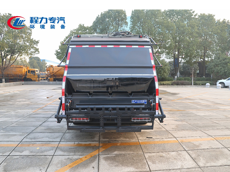 大多利卡9.5方压缩垃圾车