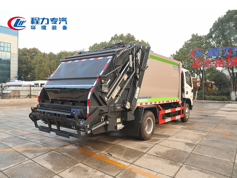 大多利卡9.5方压缩垃圾车
